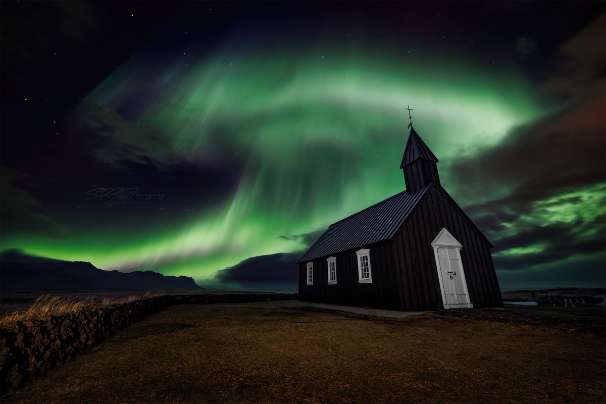 Happy #Thursday! Let’s see some #nightshots! Bonus points for #longexposure and/or #Halloween themes! 
Here’s the infamous #BlackChurch in #Iceland, named #Búðakirkja. With the #Northernlights overhead! So stoked to visit here! #auroraborealis
Like/Comment/#Retweet your favs!