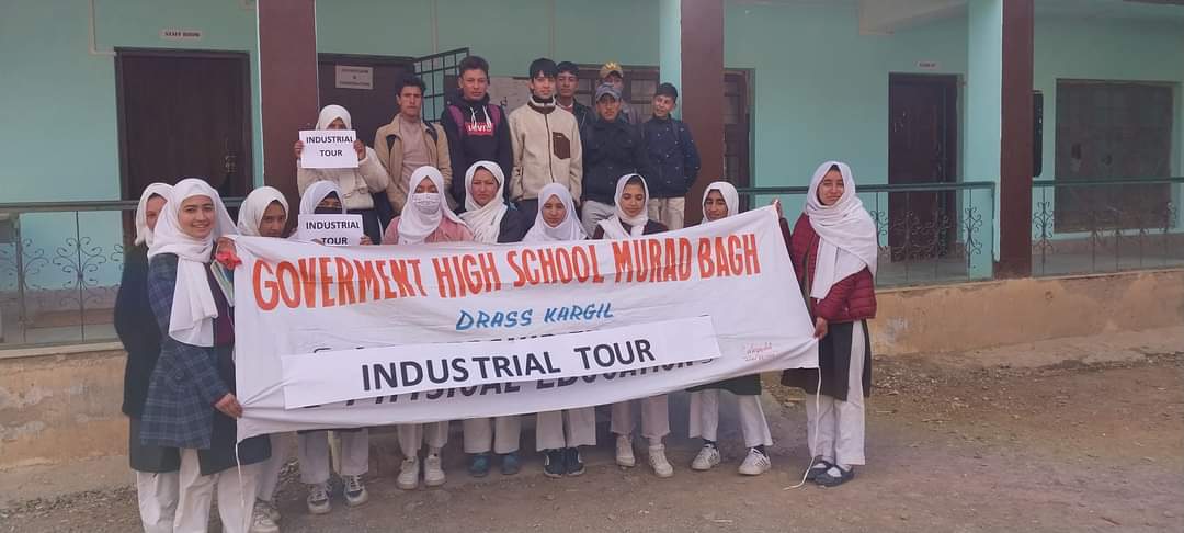 drassonline's tweet photo. #drass #students @salimsam066
Students of Government High School Muradbagh paid an exposure tour to  KREDA HYDEL PROJECT DRASS.
 KREDA  officials  explained about the  electricity generation process to the students. @KargilKreda @SabriDrass @DIPR_Kargil @mateen_noor2 https://t.co/66mPUklX5k