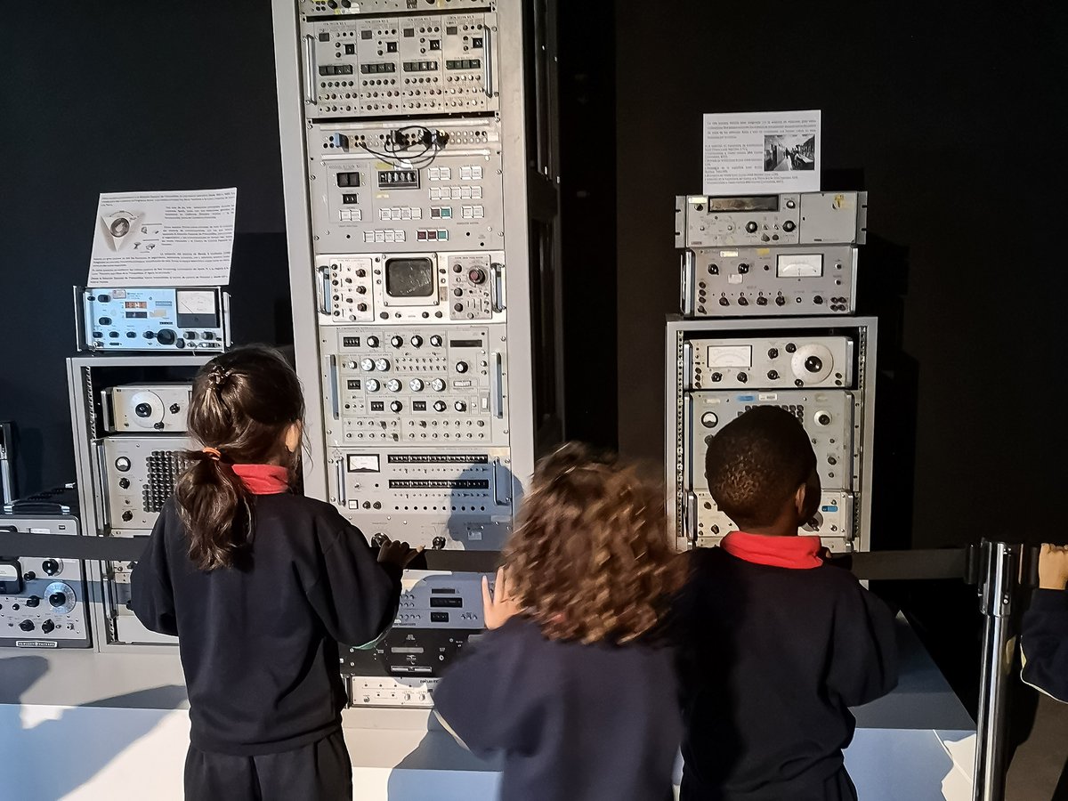 ColegioGaudem's tweet photo. Las Lunas Verdes hemos ido al #MuseoLunar de Fresnedillas de la Oliva, donde conocimos a la #astronauta Lili y aprendimos un montón de cosas con ella 😊 ¡Que bien nos lo pasamos! 🔝

#ColegioGaudem > #UnProyectoSingular en #Madrid #Barajas #ComunidadSorda #LenguaDeSignos https://t.co/u3cykf2c9B