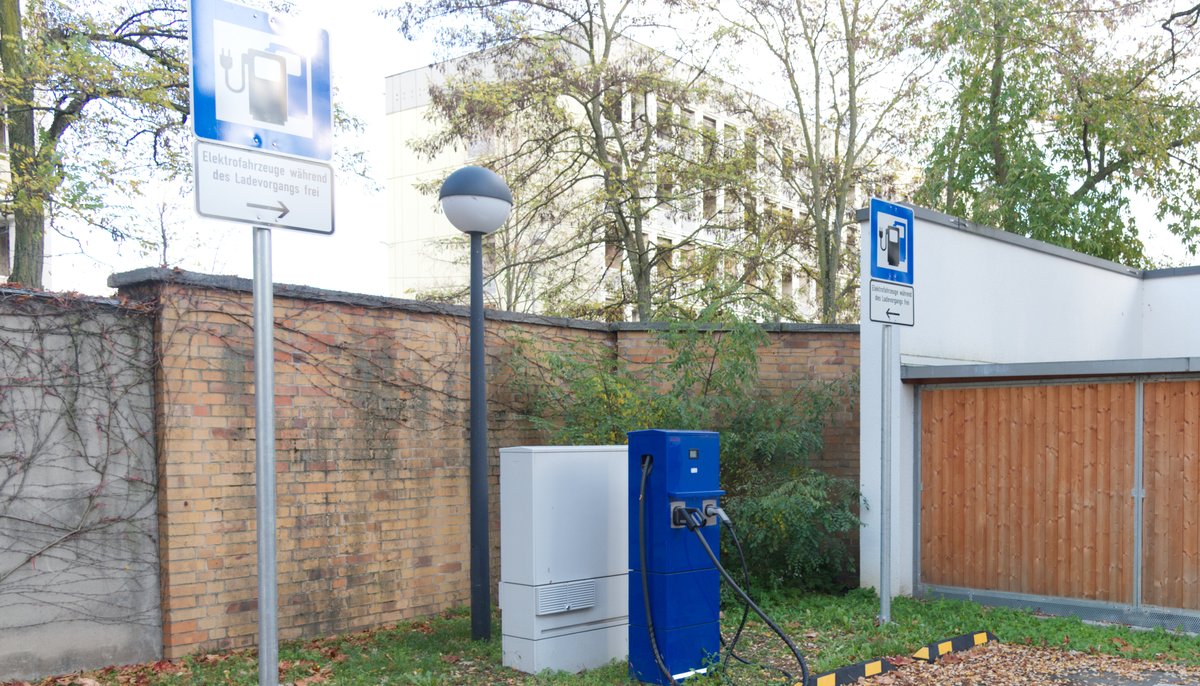strahlenschutz's tweet photo. Mal auftanken? Das können BfS-Mitarbeiter*innen am Standort in Berlin nun tun - jedenfalls, wer ein Elektroauto fährt. Nach Salzgitter ist Berlin der zweite Standort des #BfS, der eine eigene #Stromtankstelle hat.
#BfSInside https://t.co/SG8MaDr6OA
