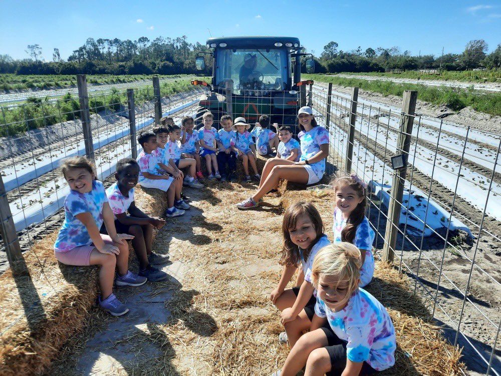 MsSchwartzman's tweet photo. We had so much fun on our field trip! We had the opportunity to go through a corn maze, pick pumpkins and go on a hayride! Thank you for having us Farmer Mikes U Pick!! https://t.co/IjSk9PRojx