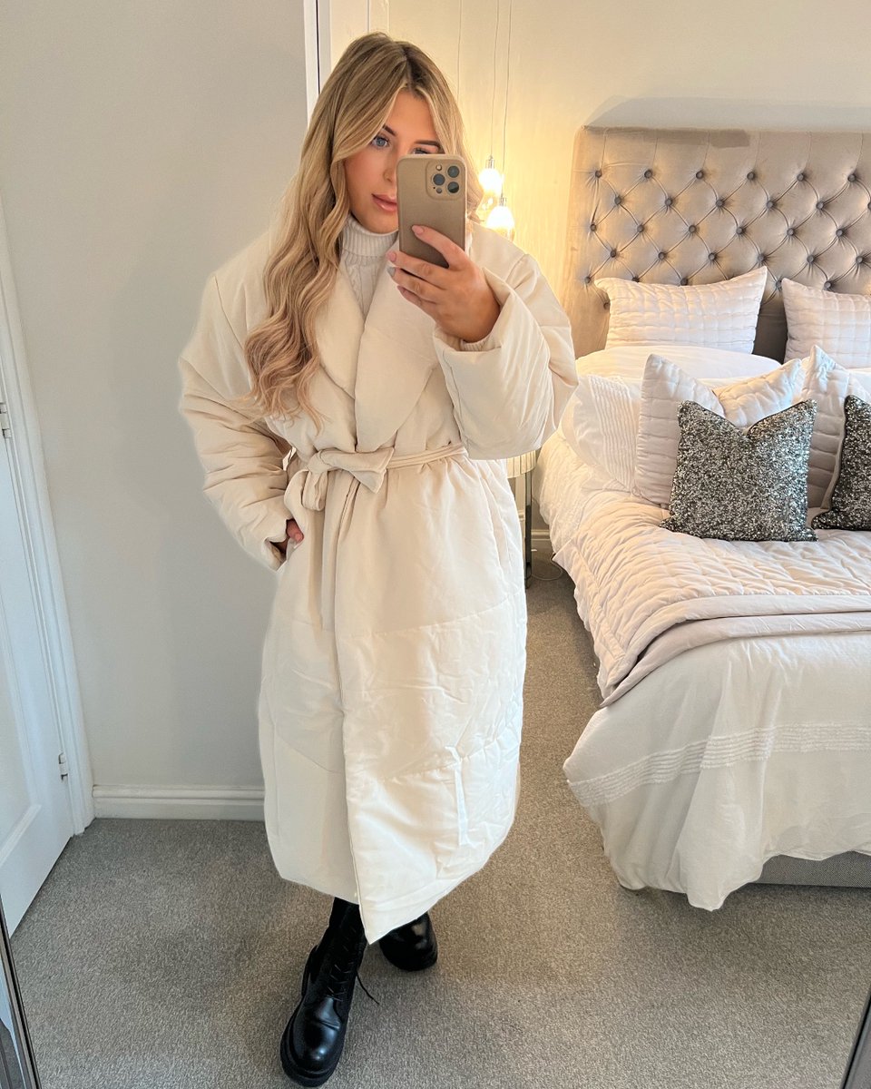 ✨𝟒𝟎% 𝐎𝐅𝐅 𝐄𝐕𝐄𝐑𝐘𝐓𝐇𝐈𝐍𝐆*✨ The gorgeous Danielle is looking amazing showing us her favourite @StaceySolomon coats and how to style them😍🙌 Use ITS40 to get 40% off these coats💗 Shop these looks now on our site and app📲*exclusions apply