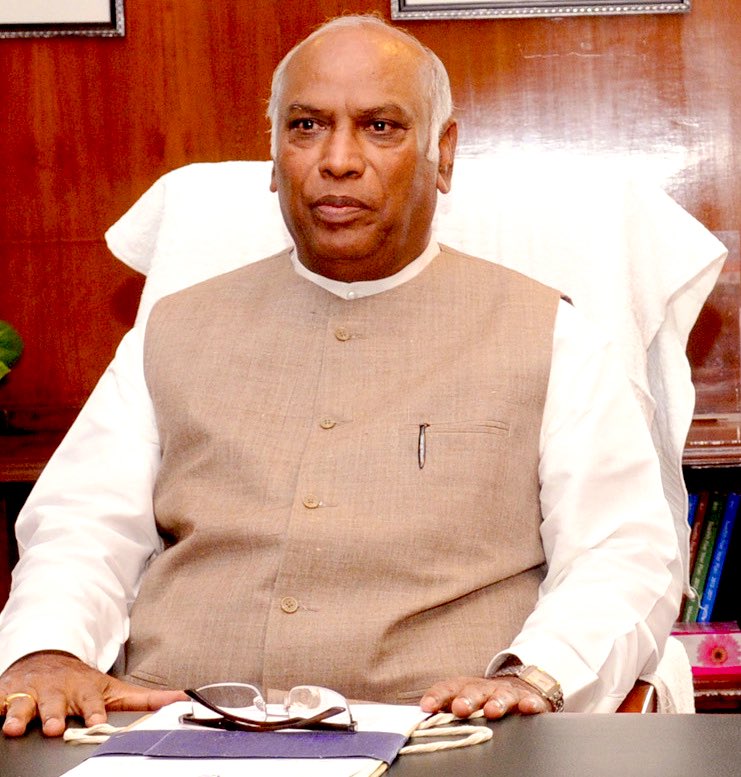 jaganmoorthy_m's tweet photo. வாழ்த்துக்கள்!!

அகில இந்திய காங்கிரஸ் கமிட்டி தலைவராக பொருப்பேற்றிருக்கும் திரு.மல்லிகார்ஜுன் கார்கே அவர்களுக்கு என் மனமார்ந்த வாழ்த���துக்கள் 💐💐 https://t.co/ana7PDH7zf