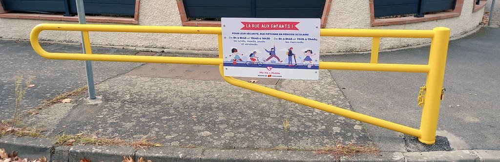DesFaiseurs's tweet photo. Quelques semaines après la rentrée, un point d'étape de @sebcrzt pour @DesFaiseurs  sur les 4 nouvelles #RuesScolaires à #Toulouse. 
👀 A lire ▶️https://t.co/8Uus09xtpa https://t.co/I1dD2iCBWm