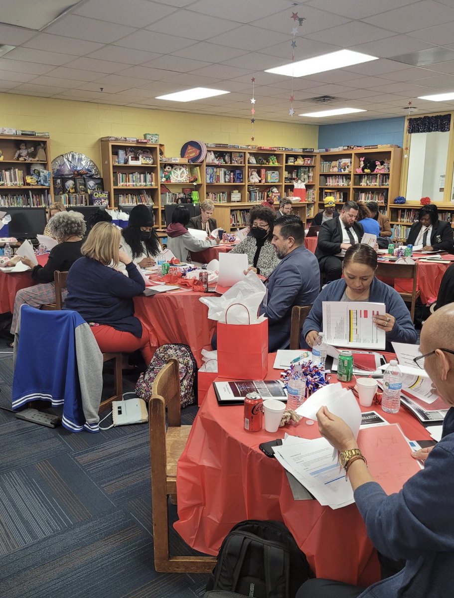 Tanya_N_Shelton's tweet photo. Special shout out to @BHMaconDISD for hosting the principals’ meeting on yesterday. Student greeters, decorations, favors, and popcorn. My leaders were spoiled on yesterday. @Antoninoe9L https://t.co/mqWuucTvQ1