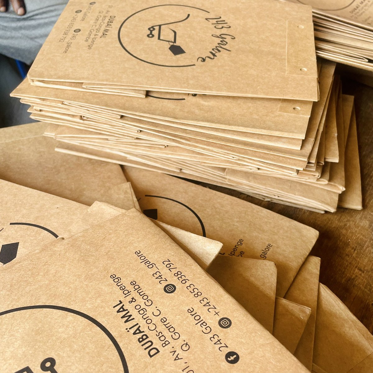 LeloleloService's tweet photo. Parce que vous méritez quelque chose du rang de votre hauteur!

La satisfaction au-delà de votre attente, notre objectif…

#Bag #Sag #Kinshasa #Rdc #Carton #Biodegradable #environnement #Propre #Rapide https://t.co/MBBiyyKJMv