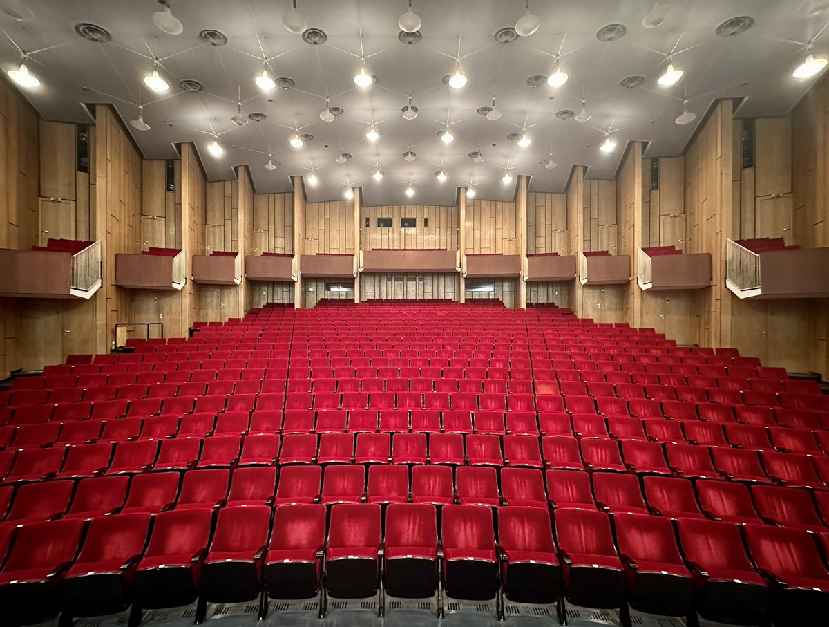 Noch ist es ziemlich leer, im Heinz-Hilpert-Theater zu #Lünen. Das wird sich morgen ändern, wenn das Internationale Naturfotofestival der #GDT Gesellschaft für Naturfotografie e.V. mit der  Preisverleihung zum Europäischen Naturfotografen des Jahres seinen Anfang nimmt… 🙂👍