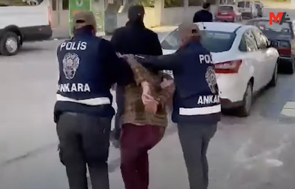 Repression of journalists in #Turkey continues. Police raided houses of several journalists of pro-Kurdish Mezopotamya News Agency & Jin News and the outlets’ offices. 11 journos in at least 6 provinces were detained as part of an “investigation into terrorist activities”. 1/2