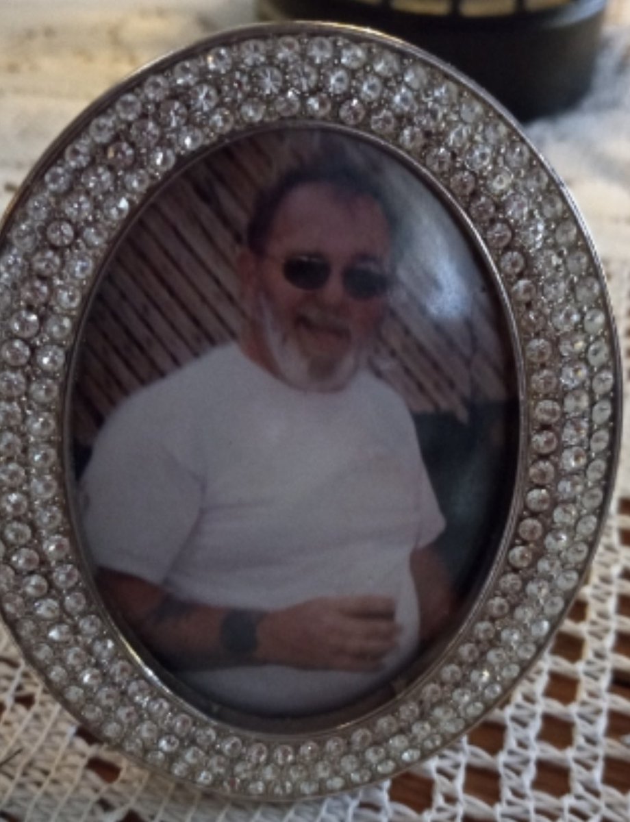 FairGirl22's tweet photo. I miss your face so much Dad! I still can’t believe your gone! #missingyou #RIPDad #bestdadever https://t.co/eebhqreodC