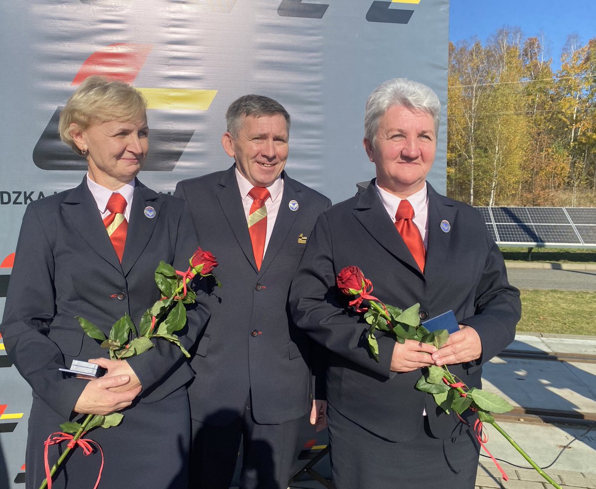 W imieniu @prezydentpl miałem zaszczyt wręczyć Srebrny Krzyż Zasługi @J_Malinowski prezesowi @KolejLodzkie. Bez wspaniałych, zaangażowanych i oddanych pracowników Łódzka Kolej Aglomeracyjna nie mogłaby się tak dobrze rozwijać i pełnić tak istotnej roli jaką odgrywa w woj.łódzkim.