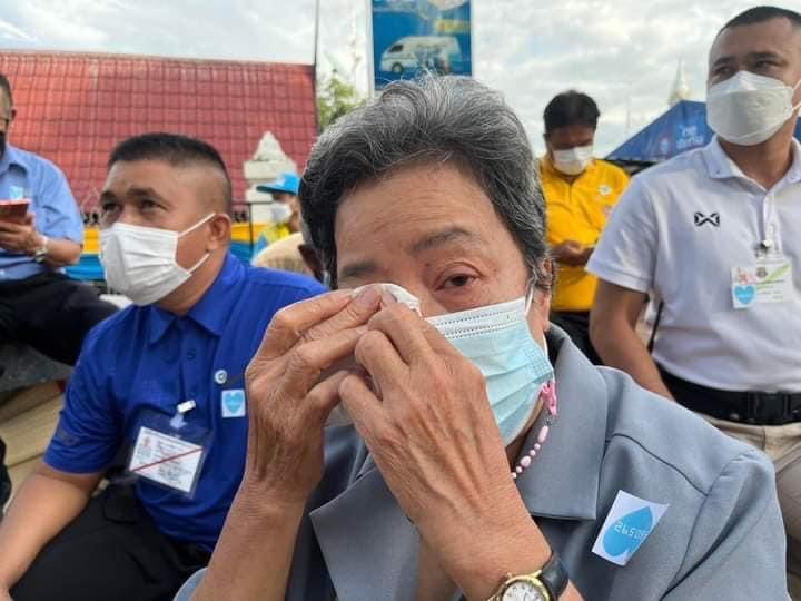 Darunee_2554's tweet photo. เสียง“ทรงพระเจริญ” ดังกึกก้อง ขณะรถพระที่นั่งของเจ้าฟ้าชายทีปังกรรัศมีโชติฯเคลื่อนผ่านบริเวณหน้าวัดพระศรีรัตนมหาธาตุฯ ..ทรงโบกพระหัตถ์ทักทายประชาชนที่เฝ้ารับเสด็จ สร้างความปราบปลื้มใจให้กับผู้มารับเสด็จ  หลายคนน้ำตาปริ่มแก้มพร้อมกับเปล่งเสียงร้อง “ทรงพระเจริญ” 🙏 https://t.co/HG4xpuTbRa
