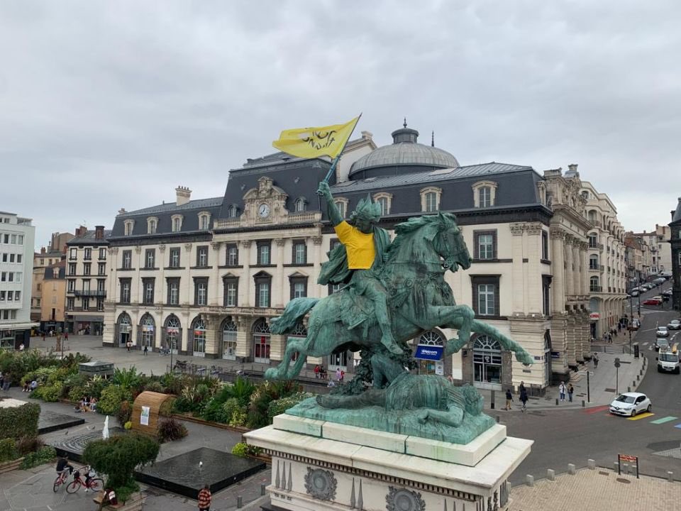 Vercingetorix a déjà enfilé son maillot jaune sur la place de Jaude ! #TDF2023 #TDFF2023 <a href="/LeTour/">Tour de France™</a> <a href="/LeTourFemmes/">Le Tour de France Femmes avec Zwift</a>