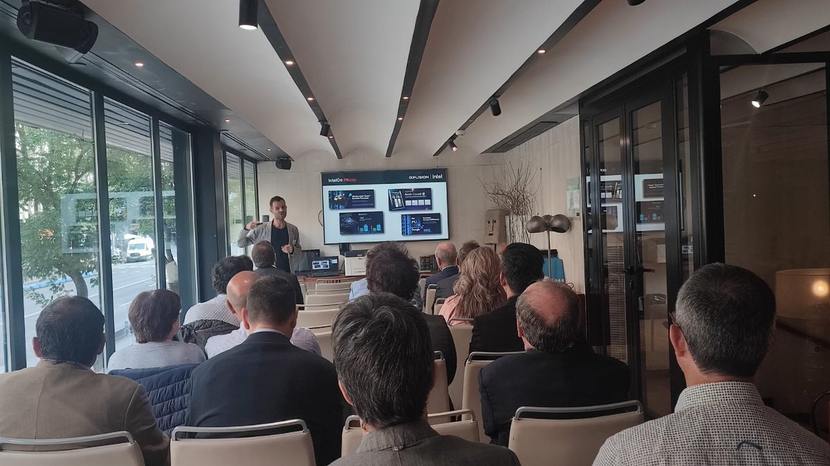 Aryan_VAD's tweet photo. Hoy en nuestro evento de @xFusion_Global junto a @intel, para dar a conocer a nuestros partners todas las soluciones en #DataCenter. Contamos con Peter Zhang (Service Dir. - Europe General Manager Spain &amp; Portugal) y @m_aboudiwan (Regional Alliances Dir. - EMEA Intel Corporation) https://t.co/Uk94UJ9Cdz