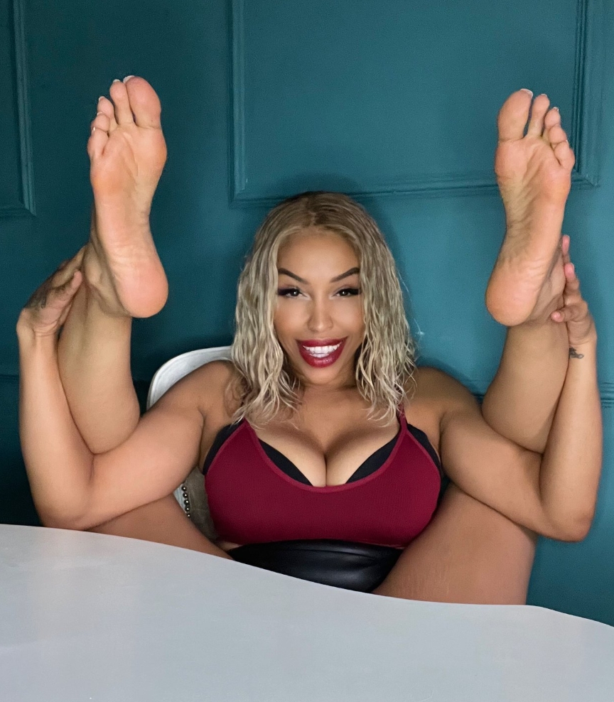feetparade's tweet photo. Cool #barefoot photos from @TiffanieToes at the end of today! 👍 https://t.co/HRRPlCLnzu
