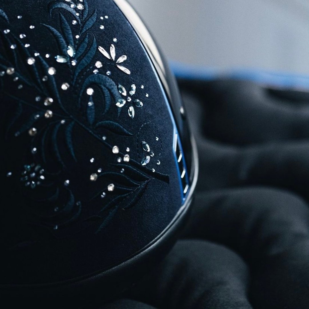 ⚡Samshield Spotlight ⚡ This MissShield Shadowglossy with Majestic Blue Flower Swarovski Jewellery top &amp; frontal band is so stylish and elegant 😍

Design your dream helmet on the Samshield configurator via our website! bit.ly/3e10O57