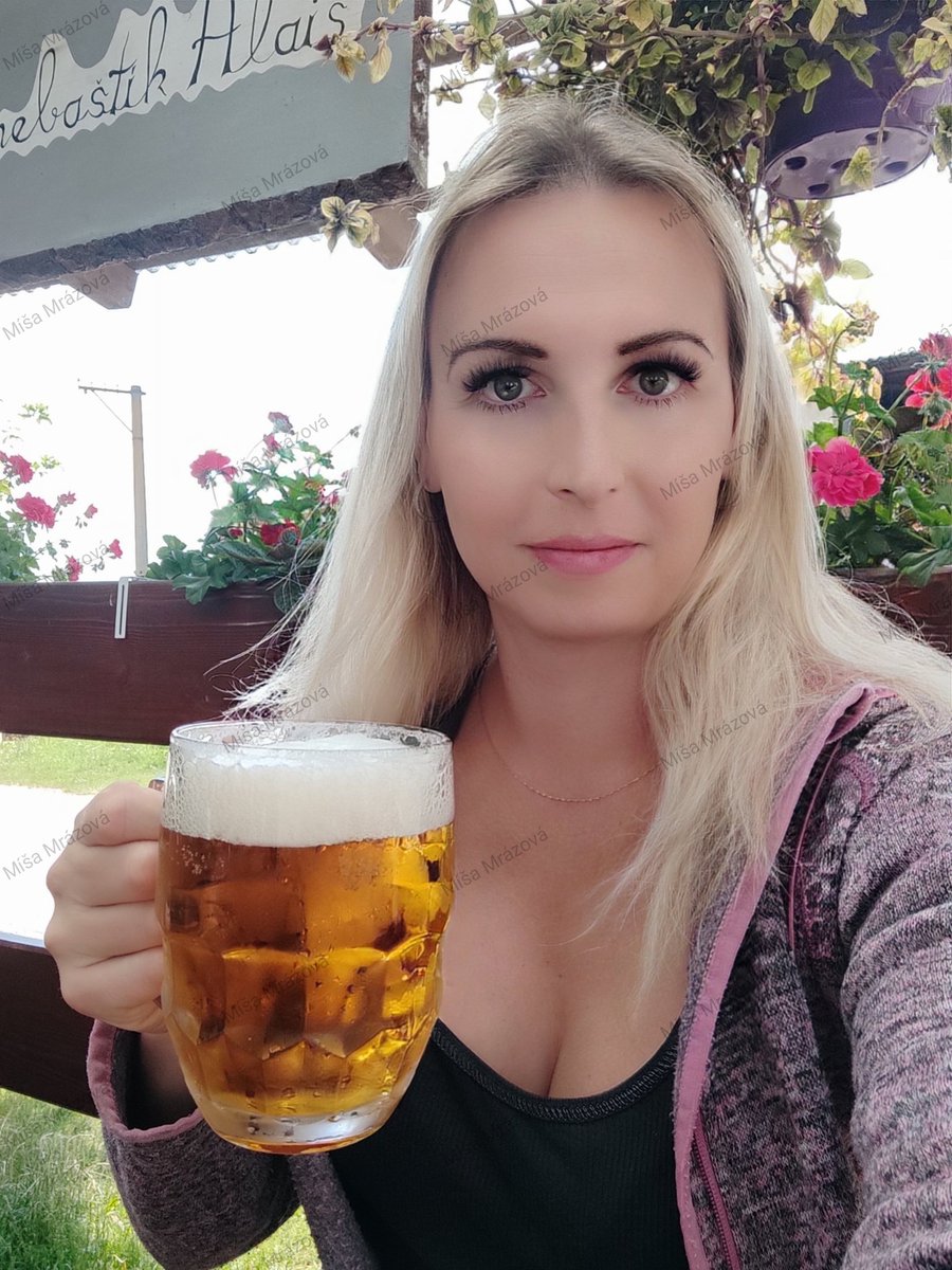 Misa_Mrazova's tweet photo. Ať už je zase léto a můžu vyrazit na výlety za pivečkem 🍺🤗😁 #beer #turist #travel #holkaspivem #pivo #blondyna #blondgirl #smile #czechrepublic #onlyfansgirl https://t.co/fMrtrNI1gr