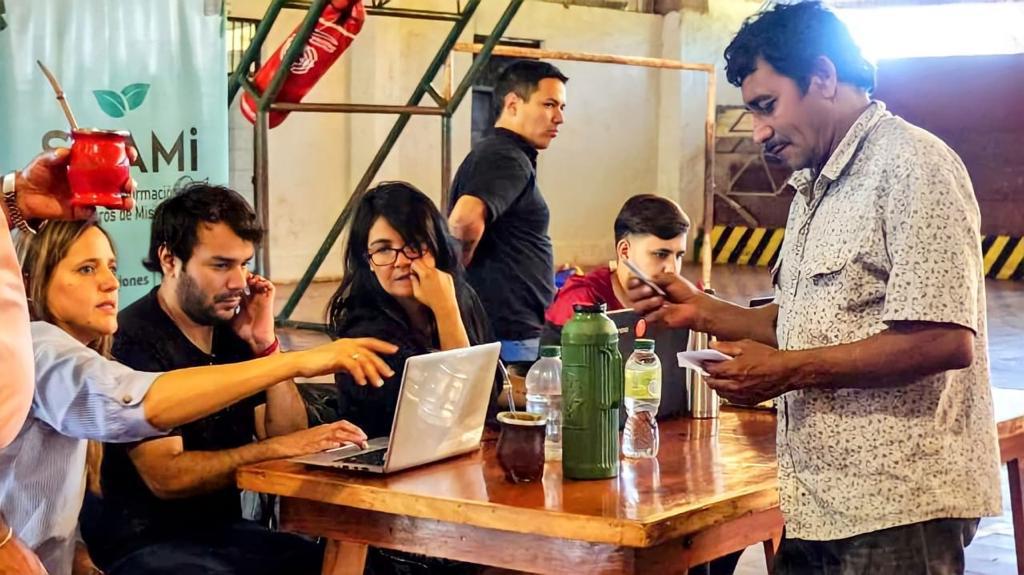 trabajomisiones's tweet photo. 🌱📝 El equipo del Sistema de Información de Tareferos de Misiones (SITAMI), dependiente del Ministerio de Trabajo y Empleo, realizó tareas de relevamiento en las localidades de Campo Ramón y Colonia Alberdi.
Más información 👇
https://t.co/PixIsgFkOc
#MisionesTrabaja
#sitami https://t.co/yELqO2MiWL