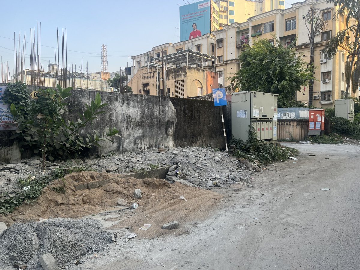 deshkar_ankita's tweet photo. NMC’s Nuisance Detection Squad only for common people?
One of the busiest areas of #Nagpur is #Ramdaspeth
How sane is it to use the legit parking space on the road for construction material and over the top appoint a security guard to not let people park their vehicles. https://t.co/PQYDYHxDmy