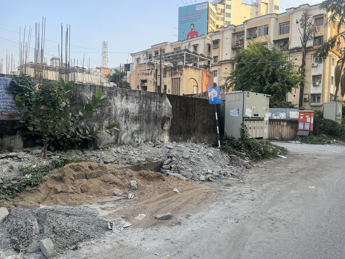 deshkar_ankita's tweet photo. NMC’s Nuisance Detection Squad only for common people?
One of the busiest areas of #Nagpur is #Ramdaspeth
How sane is it to use the legit parking space on the road for construction material and over the top appoint a security guard to not let people park their vehicles. https://t.co/PQYDYHxDmy