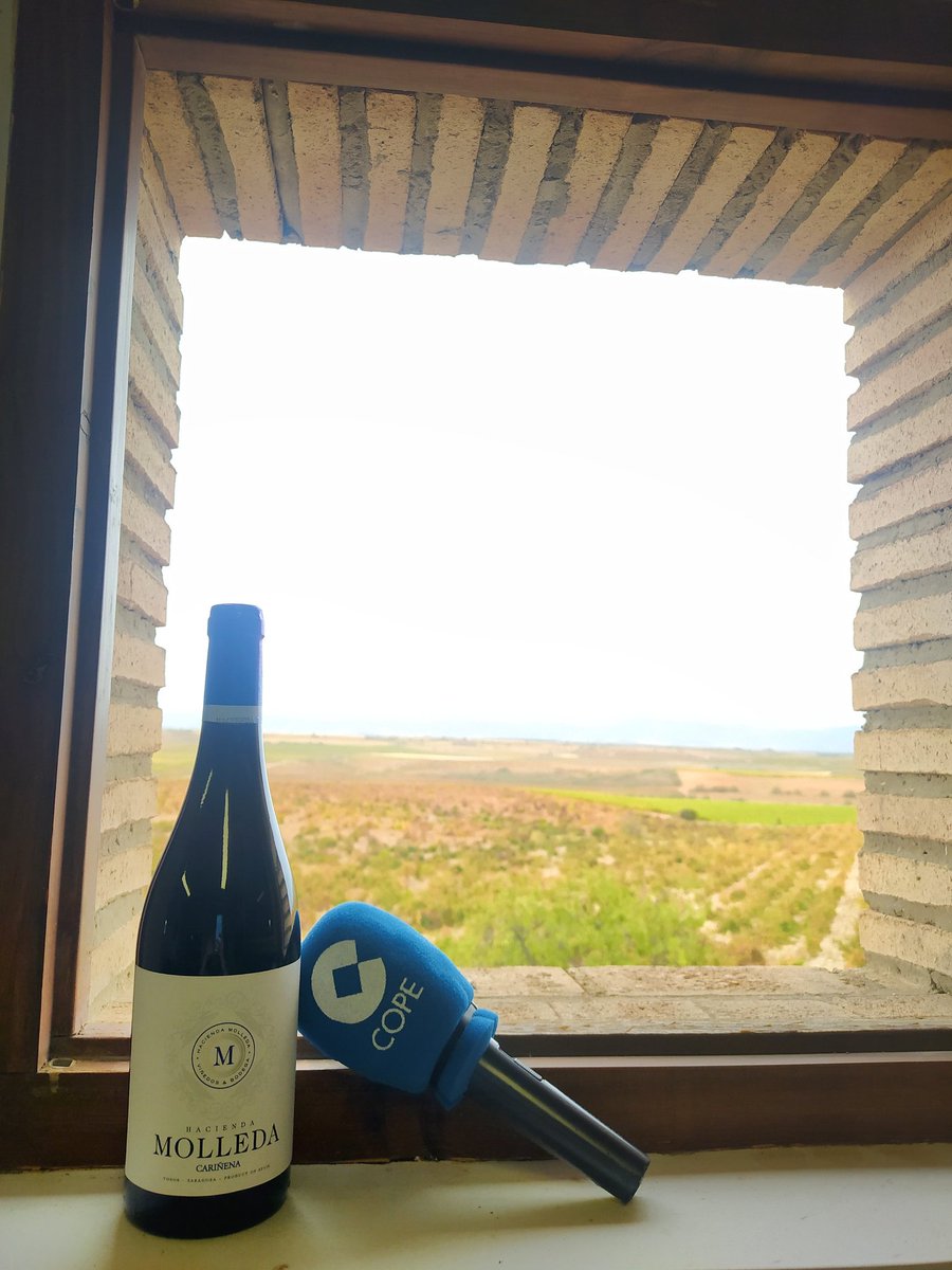 vino_piedras's tweet photo. 1⃣ Hoy en @HACIENDAMOLLEDA, nuevo programa especial que @CopeZaragoza emite desde las bodegas de la #DOPCariñena que forman parte de la ColecciónPremium 2022 #ElVinoDeLasPiedras.

#SOmosCariñena #winelover @aragonalimentos https://t.co/CfLiREp3UR