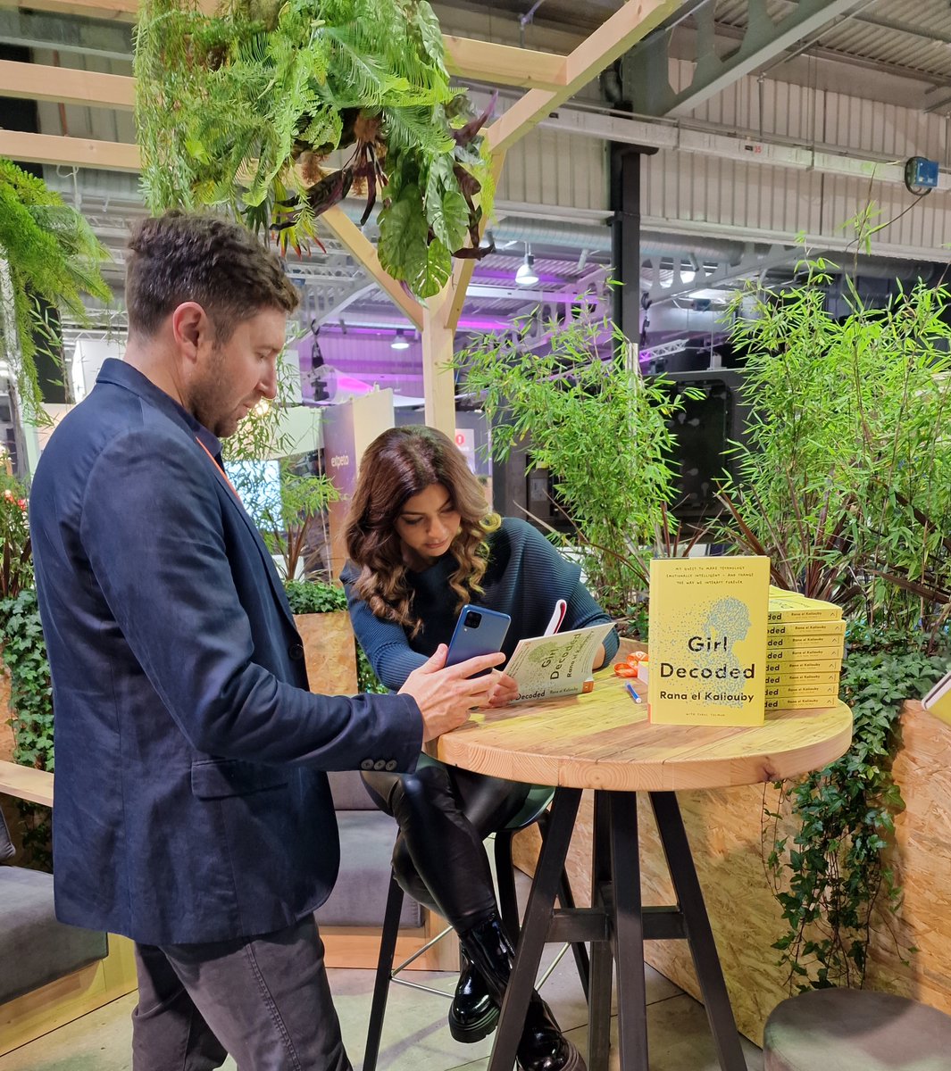 A pioneer in Emotion AI, <a href="/kaliouby/">Dr. Rana el Kaliouby</a> handing out signed copies of her book 'Girl Decoded'

#Arch2022 #technology #AI #GirDecoded