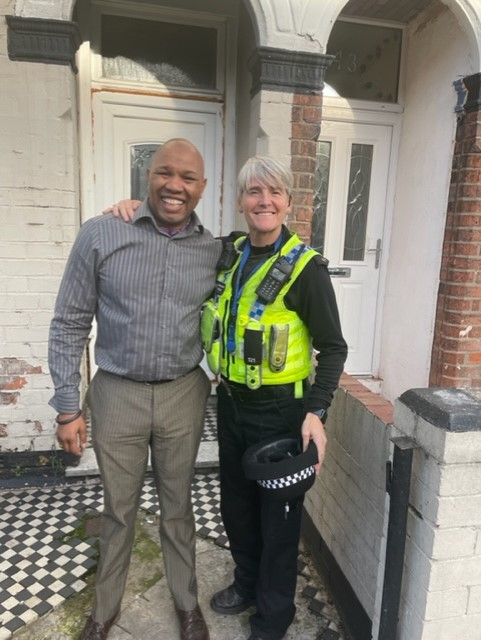 vineyard_ltd's tweet photo. VPL and Humberside Police Wonderful @Humberbeat P.C Karen attending today one off VPL property. Joint Visits always shows the good partnership to support the community and our vulnerable tenants. https://t.co/mBcPORgh2U