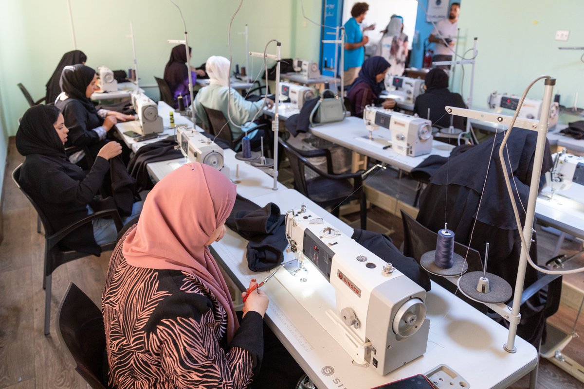 Congratulations to all the incredible women who are going the extra mile to learn new skills in the @UNICEF-supported @Dar_AbuAbdullah tailoring workshop in Za'atari!💪 Generously supported by @StatePRM @DutchMFA @CanadaDev @MofaJapan_en #Learning2Earning