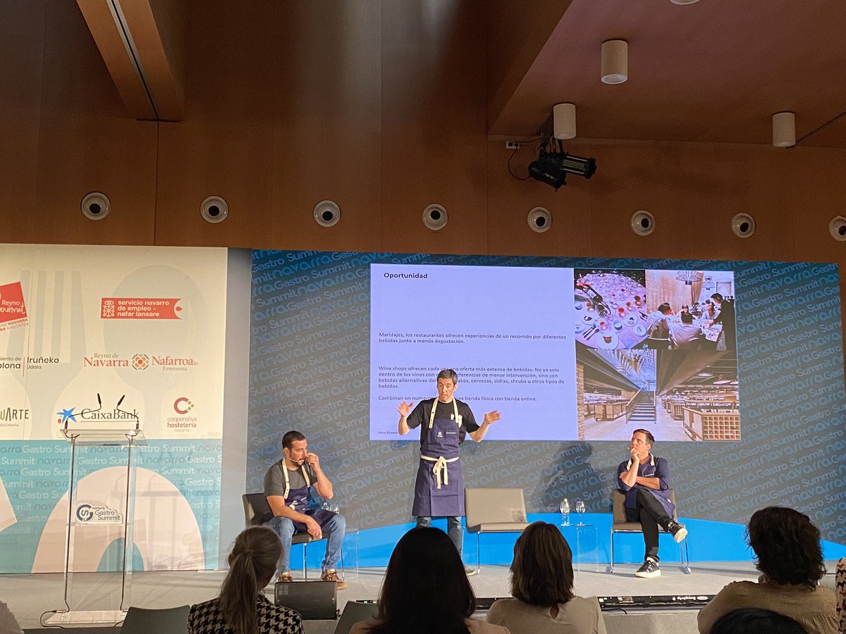 NGastroSummit's tweet photo. Dejándonos sorprender por Dani Lasa con su equipo Miguel y Llorenç de Ama Brewery Basque y Nublo Restaurant #LaRioja ✽ Michelin
#NavarraGastroSummit2022
 
@hostnavarra @NavarraTV
 
🔹 Colabora: @gob_na  @Alimentacion_es @empleo_na  @Pamplona_ayto @VisitNavarra y @Reyno_Gourmet https://t.co/nsZDQVxH5L