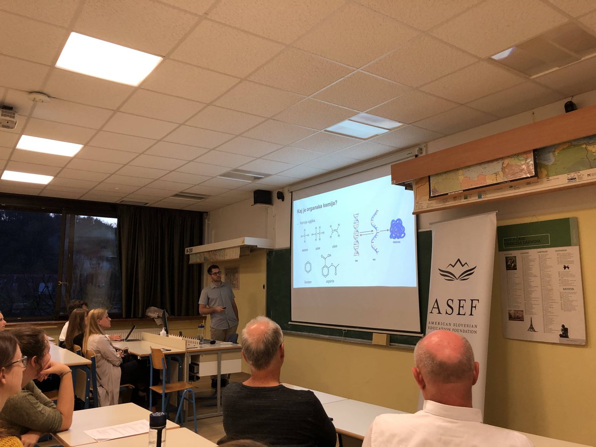 InfoAsef's tweet photo. V torek je #ASEF organiziral predavanje #ASEFmladiumi v sodelovanju z #GimnazijaŠkofjaLoka. Predaval je #AJF 𝗠𝗮𝗿𝘁𝗶𝗻 𝗥𝗶𝗵𝘁𝗮𝗿𝘀̌𝗶𝗰̌, ki je predstavil, kako izgleda povprečen dan sinteznega organskega kemika v laboratoriju. https://t.co/ndUxihXnLX https://t.co/zGiqqvclzy