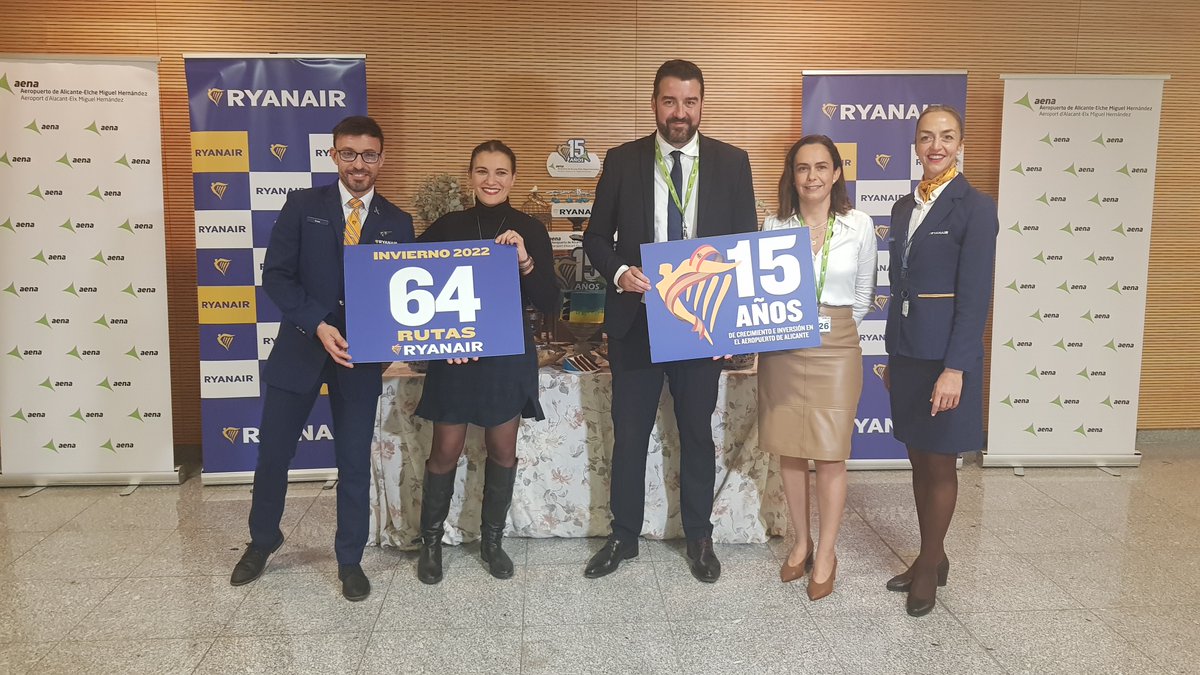 ¡Muchas felicidades a @Ryanair_ES @Ryanair por su 1⃣5⃣ aniversario en el #Aeropuerto de #Alicante-#Elche Miguel Hernández 🎂 😀 ✈️! #AeropuertosAena
