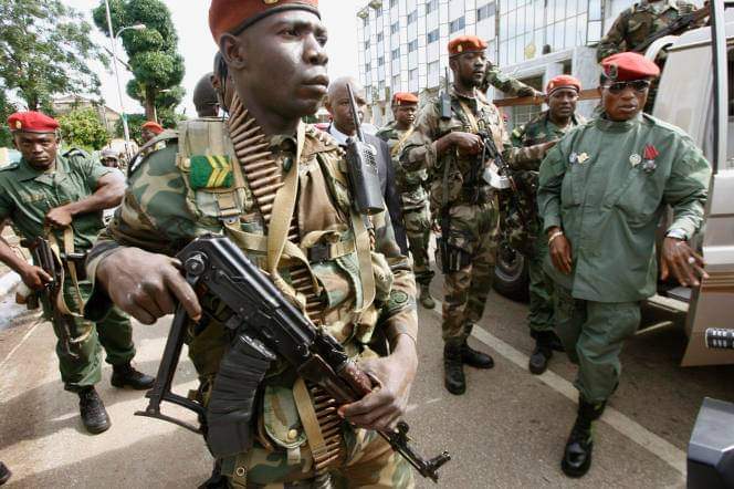 Prof_AlphaConde's tweet image. Toumba dit que Marcel faisait tout comme lui. Une fois encore, il a raison 😂
Ici en photo : Le tout puissant Marcel (Monsieur "Je ne me souviens pas") portant son béret à la manière de #Toumba.
#Proces28Septembre