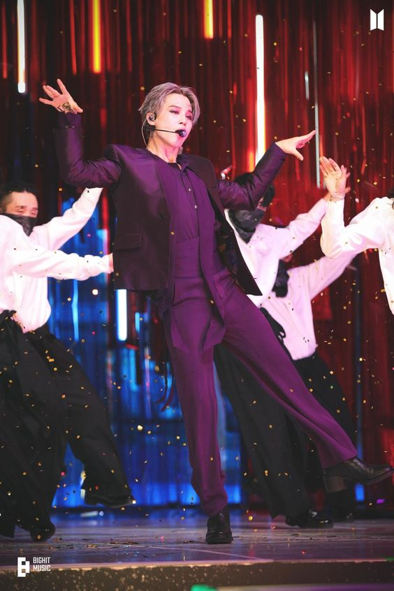 JimtoberPromise's tweet photo. Although we could write paragraphs praising Filter's performance, we want to highlight the meaning behind the lyrics and dance. Its deepness may be overlooked, but as anything Jimin is involved, it's something impressive.
#OurParkFilter 우리의 박필터 https://t.co/RuBOTu1WtR