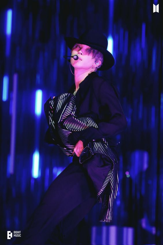 JimtoberPromise's tweet photo. Although we could write paragraphs praising Filter's performance, we want to highlight the meaning behind the lyrics and dance. Its deepness may be overlooked, but as anything Jimin is involved, it's something impressive.
#OurParkFilter 우리의 박필터 https://t.co/RuBOTu1WtR