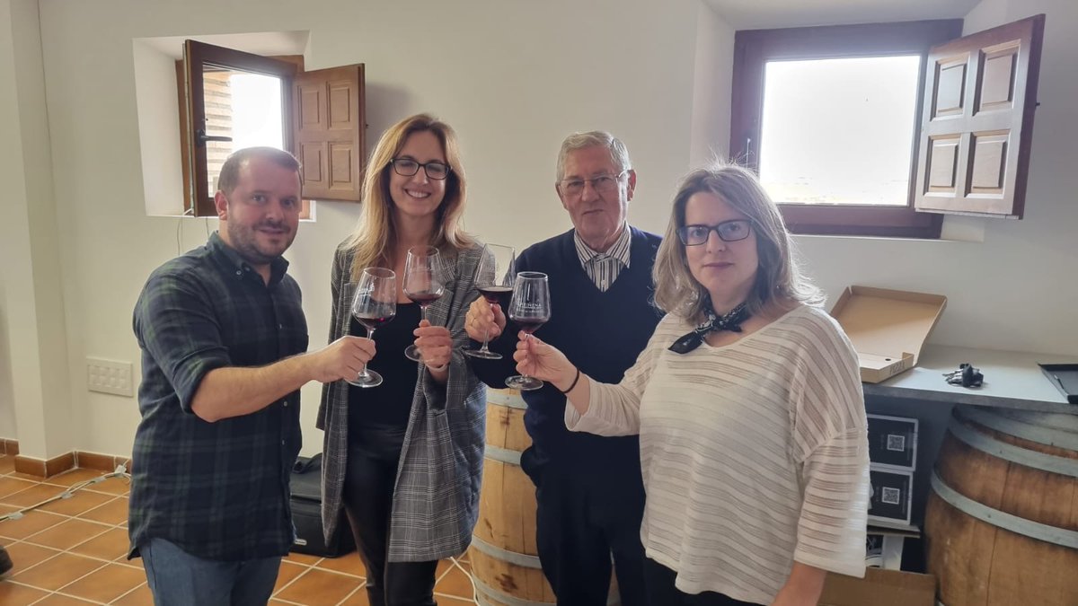 vino_piedras's tweet photo. 4⃣ Qué mejor que celebrar el Día de la Uva Cariñena que brindando con un Hacienda Molleda Cariñena, vino seleccionado por el enólogo Raúl Igual para la #ColecciónPremium 2022 de la #DOPCariñena 🍷👉 https://t.co/o5ezEpV5V7

#SomosCariñena #ElVinoDeLasPiedras https://t.co/uzZmS8z9US