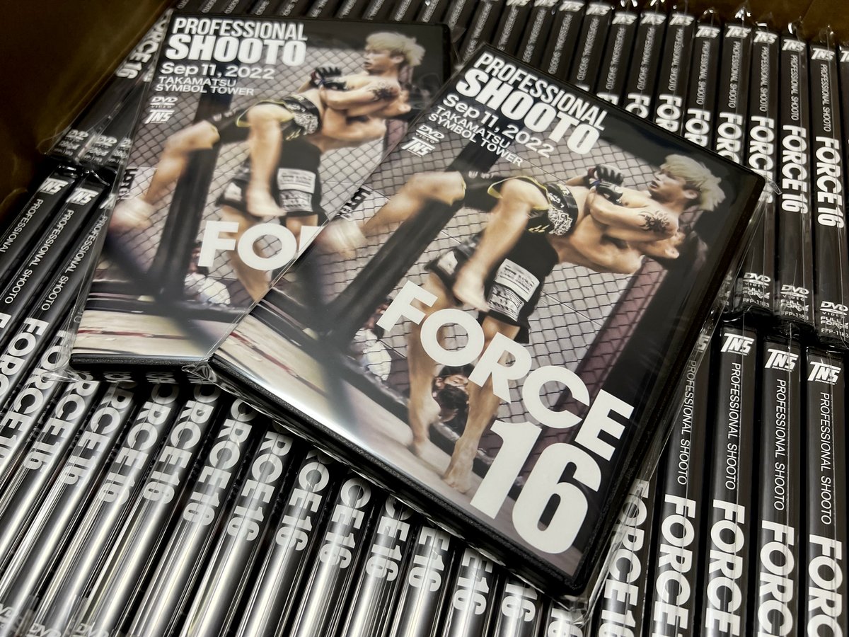 arakitakuya's tweet photo. DVD「FORCE16」完成しました！今回も試合後のバックヤードにインタビュー収録しています。メイン勝者の高岡選手、セミ（引き分け）の堀川選手と國頭選手、安芸選手は友達と皆で記念写真撮られてるところにそのまま潜入して撮らせてもらいました！4名とも、けっこうガッツリ話を聞いてます。 https://t.co/4C7TQX7Q6f