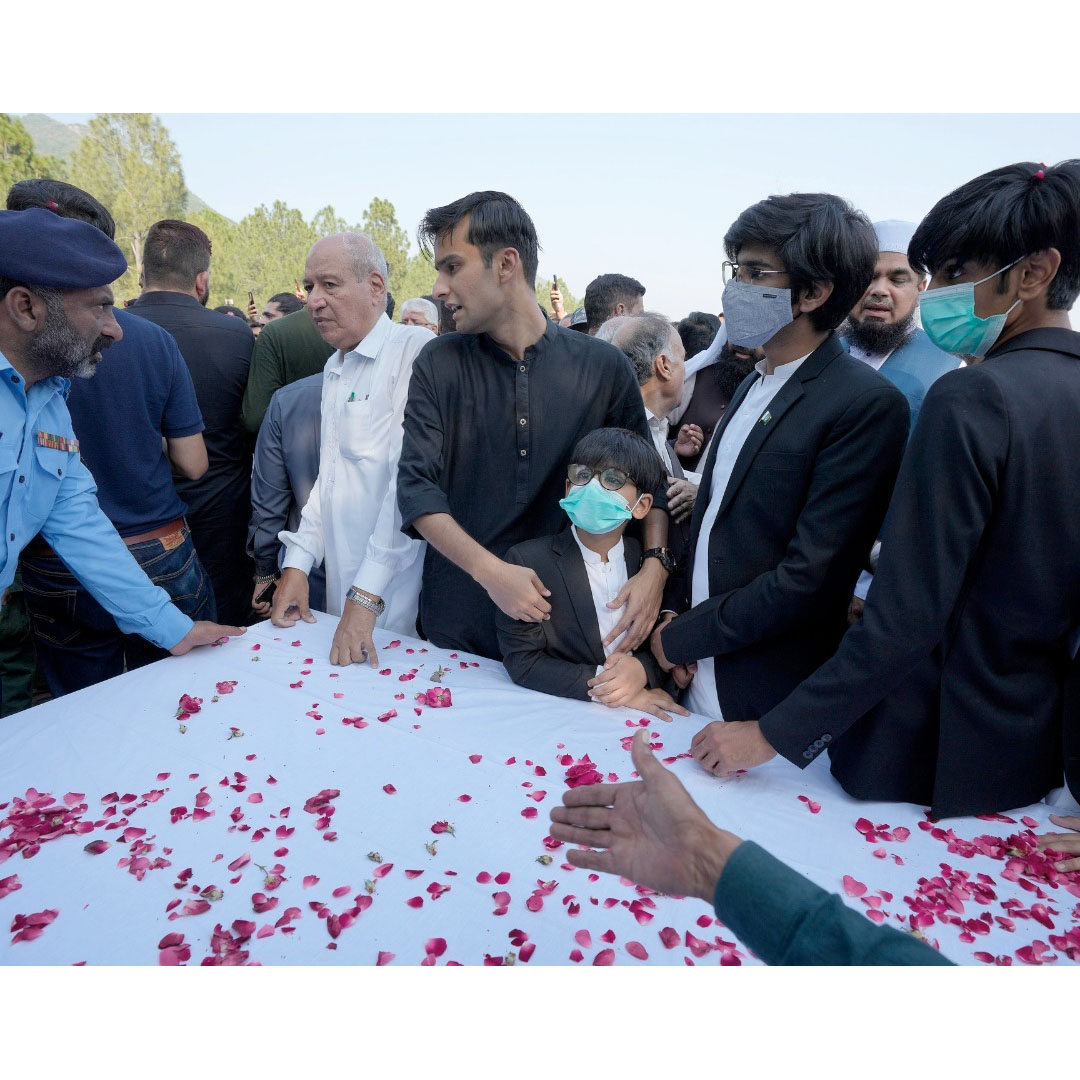 DialoguePak's tweet photo. Arshad Sharif's children bid goodbye to their father
#DialoguePakistan #ArshadSharif #BigGoodBye #Father #Children https://t.co/KHkZd2opCA