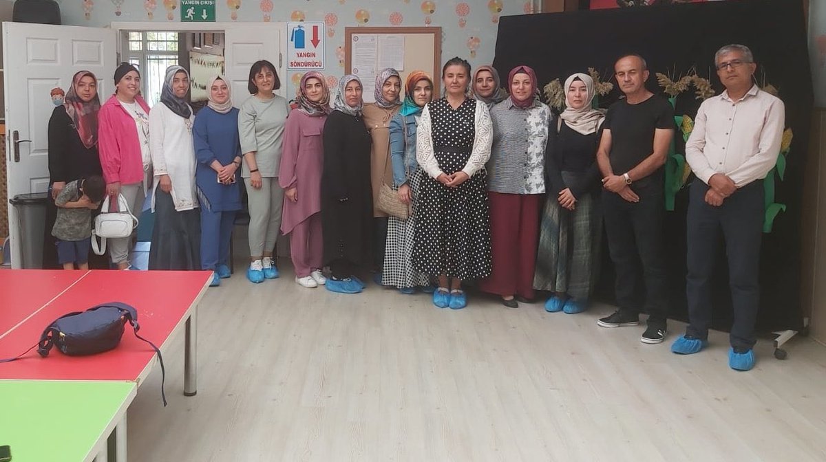 MEBAileOkulu's tweet photo. Aksaray Halk Eğitimi Merkezimizce tüm ilçelerimizdeki öğretmenlerimiz ve ailelerimize Aile Okulu Eğitimlerimiz tüm hızıyla devam ediyor.

@sdulger43
@tcmeb https://t.co/C839M7megn