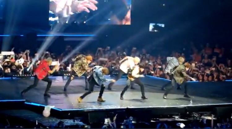 NAMS0PE's tweet photo. S in BTS stands for “Synchronization” - A thread https://t.co/pLS3uqrerv