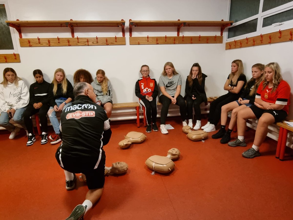 StourbridgeGFC's tweet photo. A massive thank you to club Sports Therapist @richard_drewett, as he educated our U14's girls on the importance of Emergency CPR.
You never know when these skills will be needed, and it's amazing to see our girls/ coaches/ parents being pro-active in finding out more 🩺 https://t.co/EQAm8jsHgY