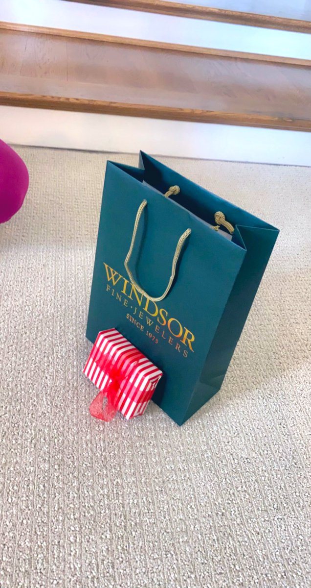 Ma_IMadeIt's tweet photo. It's my parents for me...Literally get welcomed home with gifts โจ๐ #LittleGreenBox #FirstGreenBox ๐ #Windsor๐ https://t.co/4CvaFtai6T