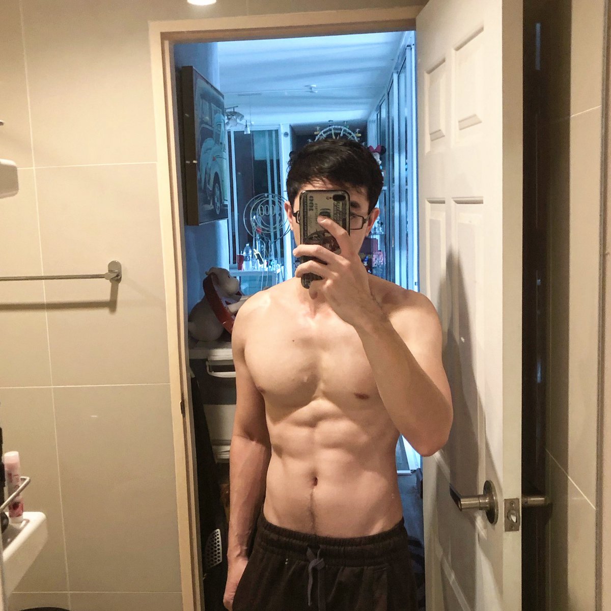 BrandonZX007's tweet photo. เพื่อนอะไรบอกขอทีก่อนนอน เพื่อนแบบไหนกดหัวแล้วบอกหอม 😆 https://t.co/YD4lBvoYMa