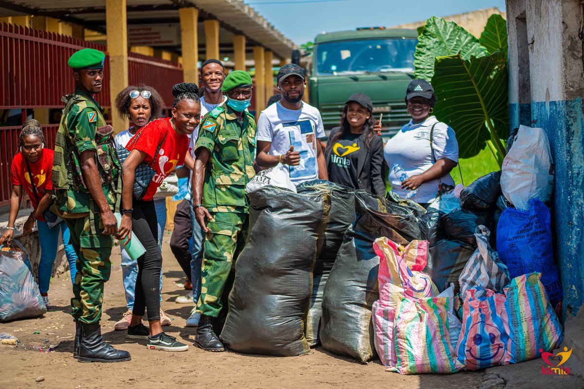 LhaamaMutombo's tweet photo. plusieurs militaires blessés et abandonnés à leur triste sort,sont internés dans l’hôpital du camp kokolo(Kinshasa)Les besoins humanitaires sur place sont immenses,raison de la tenue de cette action , motif de soulager tant soit peu aux besoins sociaux de nos vaillants.Kimia fnd https://t.co/2ONKggI4ww