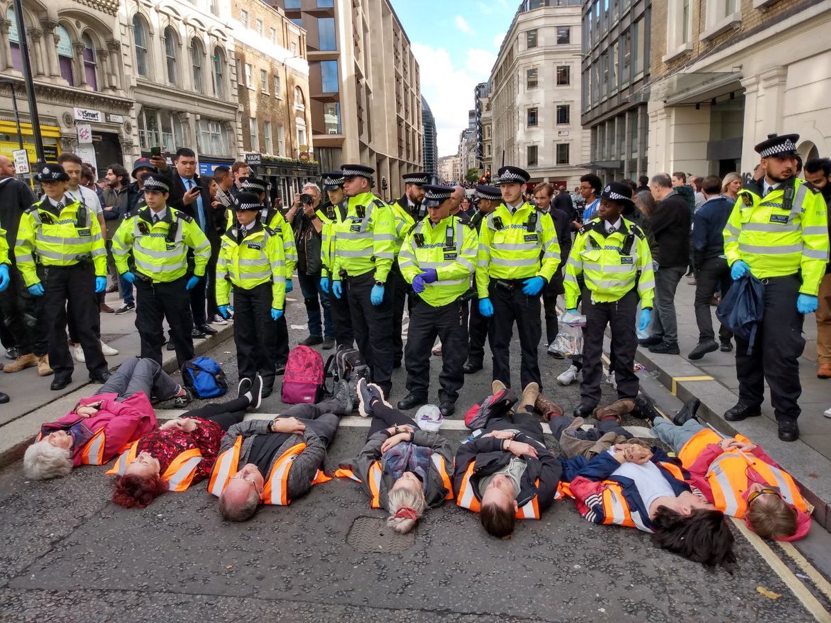 ⛔ Supporters of #JustStopOil have blocked roads around Mansion House for 4 hours!

🦺 On 27th day of disruptuon in the capital, people continue to step up and resist this genocidal regime.

#NoNewOil #ClimateCrisis
