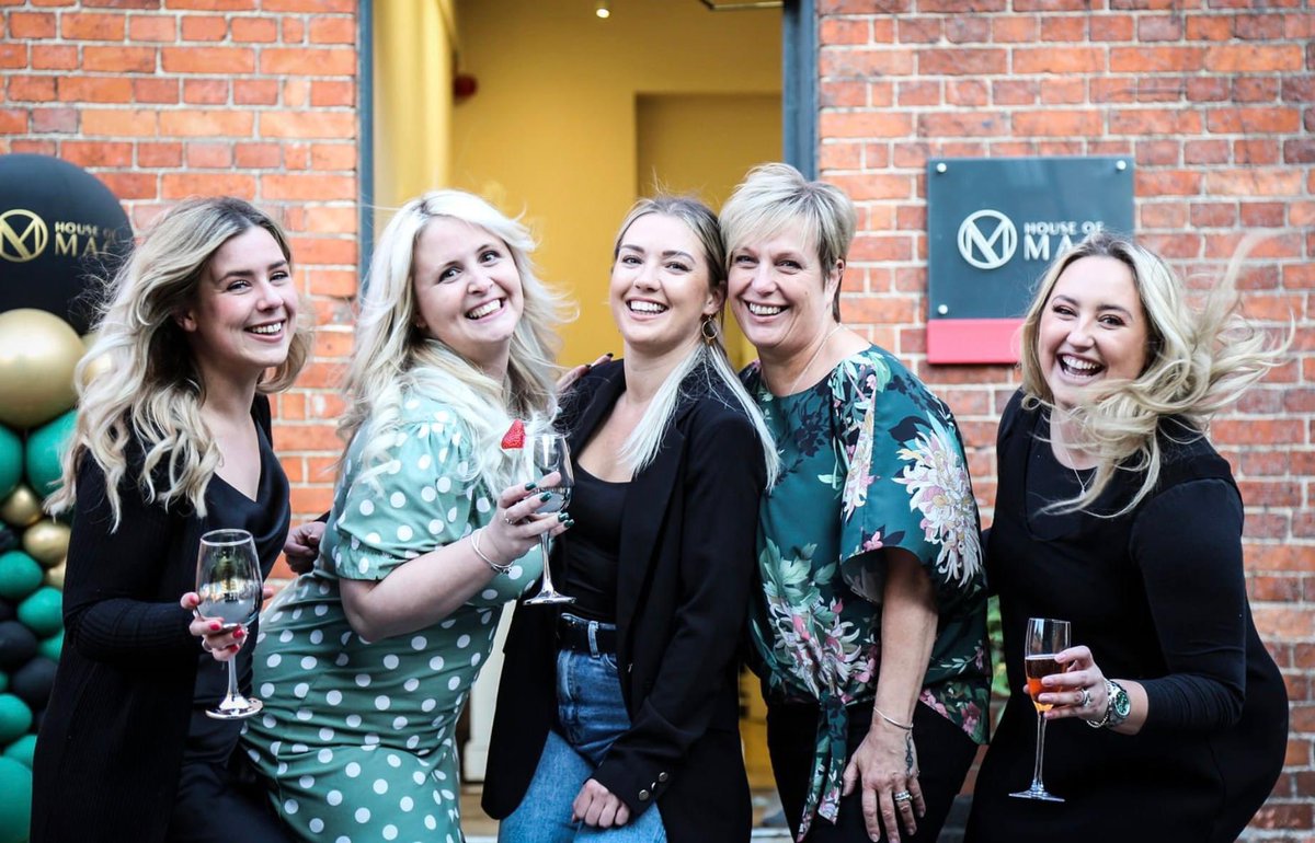 59 days to Christmas 🎄 

Whether it’s a new style you fancy for the festive season or just a cut and blow dry, House Of Mac is the perfect place to transform old and new locks 💇‍♀️ 

Book your appointment with their friendly and experienced team now 👇 

fresha.com/a/house-of-mac…