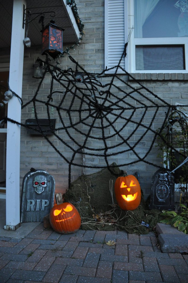 The night of ghosts and goblins is nearly here, and we want to know who has the best -- or spookiest! -- decorated homes in the Kingston area. 🎃👻🕷 Leave a reply with the address or area, and watch for our annual 'Spooktacularly' decorated homes list! 📷: Jessica Foley