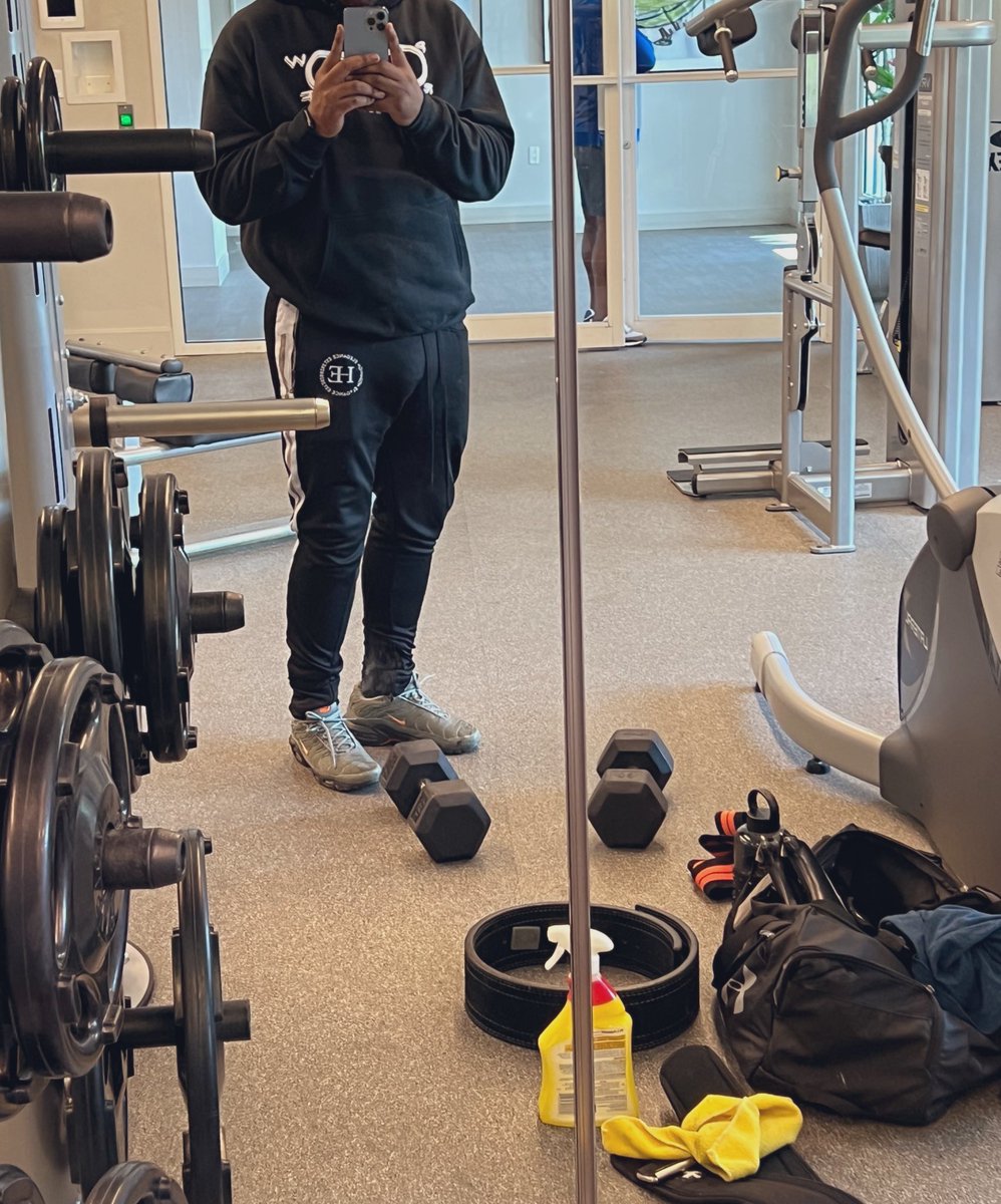 GhostFreeOr1056's tweet photo. Workouts getting easier so I started wearing hoodies like Melo. Bitches gone call me a sex symbol fr. #PWRFโพ๏ธ https://t.co/BHF5VyDNo6
