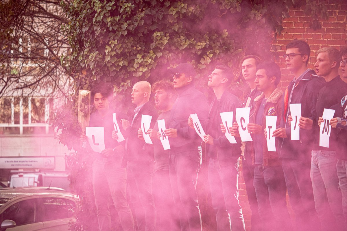 22 octobre, rassemblement pour Lola à Lille. Désignant la victime comme "Lola, la jeune gauloise", les militants en ont profité pour scander un discours anti-immigration : "Pour vivre en paix, la majorité des français doivent être européens", et "Lola Victime de l’Immigration".
