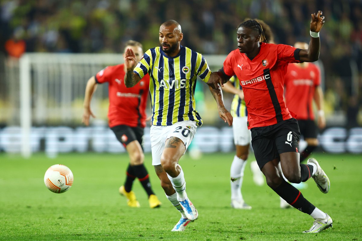 3 - Fenerbahçe, Avrupa kupalarında Ekim 2008'den (vs Arsenal) bu yana ilk kez bir iç saha maçının ilk yarısında üç gol yedi (vs Rennes). Yokuş.