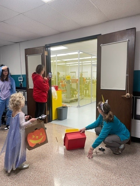 CPACTC's tweet photo. #robotics students use their robotic arm to hand out candy to the am pre-k class from #earlychildhoodeducation @cpactc. #trickortreating #roboticarm #opportunitiesunlimited #oct22 #franson https://t.co/L4iHEIltsZ