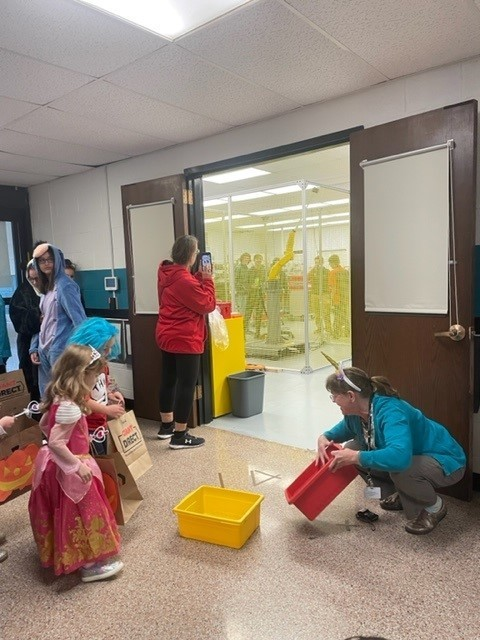CPACTC's tweet photo. #robotics students use their robotic arm to hand out candy to the am pre-k class from #earlychildhoodeducation @cpactc. #trickortreating #roboticarm #opportunitiesunlimited #oct22 #franson https://t.co/L4iHEIltsZ